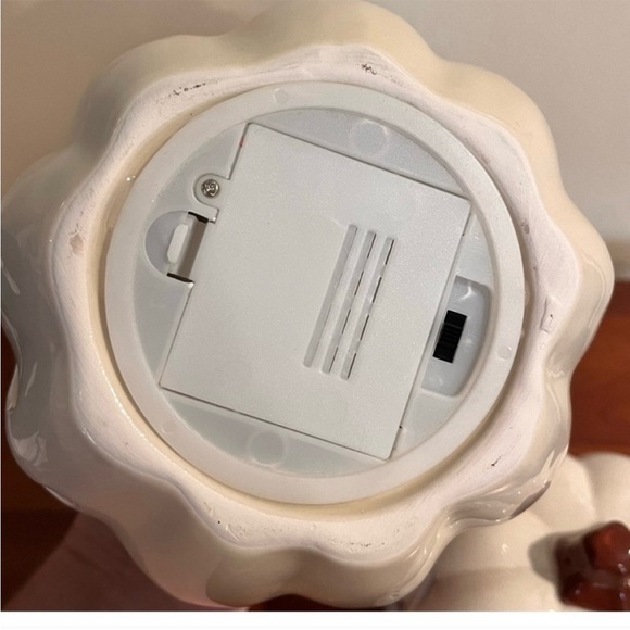 🆕- Set of 2- Ceramic Light-Up Pumpkins with Cut-Out Design. - Picture 13 of 15